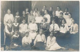 1916 Máramarossziget, Sighetu Marmatiei; Felsőbb leányiskola diákjai, csoportkép. Szabó János felvétele / girls' school, group picture. photo