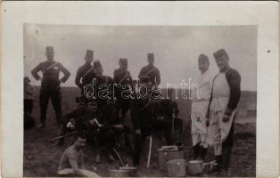 Magyar katonatisztek menázsi osztáskor, tábori konyha, valahol Budapest környékén / Hungarian military, food supply. Magyar Imre photo (fl)