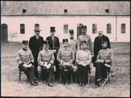 cca 1900-1910 Habsburg-Lotaringiai Ferenc Ferdinánd főherceg katonai egyenruhában, osztrák-magyar vezérkari tisztek és elegáns urak társaságában. Fotó, Rudolf Bruner-Dvořák (1864-1921) cseh fényképész hidegpecséttel jelzett felvétele (jobbra lent: "Bruner Dvořák Prague"), apró saroktöréssel, 16,5x22,5 cm // cca 1900-1910 Archduke Franz Ferdinand of Austria in military uniform, in the company of Austro-Hungarian staff officers and elegant gentlemen. Photo by Rudolf Bruner-Dvořák (1864-1921) Czech photographer, marked (lower right: "Bruner Dvořák Prague"), with minor corner fold, 16.5x22.5 cm