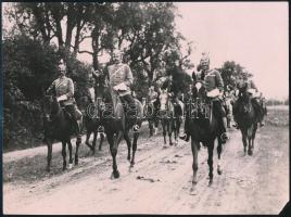 cca 1900-1910 Habsburg-Lotaringiai Ferenc Ferdinánd főherceg katonai (dragonyos) egyenruhában menetoszlop élén lovagol. Fotó, Rudolf Bruner-Dvořák (1864-1921) cseh fényképész hidegpecséttel jelzett felvétele (jobbra lent: "Bruner Dvořák Prague"), kis sarokhiánnyal, 16,5x22,5 cm // cca 1900-1910 Archduke Franz Ferdinand of Austria in military (dragoon) uniform leading a column on horseback. Photo by Rudolf Bruner-Dvořák (1864-1921) Czech photographer, marked (lower right: "Bruner Dvořák Prague"), missing corner, 16.5x22.5 cm