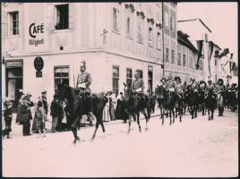 cca 1900-1910 Habsburg-Lotaringiai Ferenc Ferdinánd főherceg katonai (dragonyos) egyenruhában menetoszlop élén lovagol egy város utcáján. Fotó, Rudolf Bruner-Dvořák (1864-1921) cseh fényképész hidegpecséttel jelzett felvétele (jobbra lent: "Bruner Dvořák Prague"), apró saroktöréssel, 16,5x22,5 cm // cca 1900-1910 Archduke Franz Ferdinand of Austria in military (dragoon) uniform leading a column on horseback on a street. Photo by Rudolf Bruner-Dvořák (1864-1921) Czech photographer, marked (lower right: "Bruner Dvořák Prague"), with minor corner fold, 16.5x22.5 cm