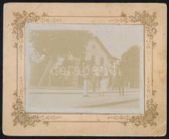 1905 Ivánkaszentgyörgy (Ivankovo, Horvátország), vasútállomás magyar vasutas tisztekkel, kartonra kasírozott fotó, a hátoldalon feliratozva, a kartonon kisebb foltokkal, saroktöréssel, 9x12 cm