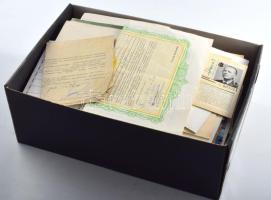 Cipősdoboznyi vegyes papírrégiség tétel.