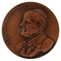 Kiss Nagy András (1930-1997) 1990. "Joannes Paulus PP.II / ORATORIUM IN HON. MAGNAE DOMINAE HUNGARORUM BENEDIXIT DIE VIII OCT. MCMLXXX" kétoldalas bronz emlékérem, eredeti "A Magyarok Nagyasszonya Kápolnájának Felszentelése Róma 1980. október 8." tokban (50mm) T:AU