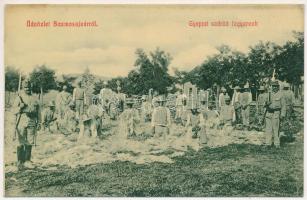 Szamosújvár, Gherla; Gyapjút szárító fegyencek, K.u.K. katonák őrizete mellett. W.L. 1885. / prisoners drying wool, guarded by K.u.K. soldiers (fl)