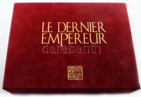 Gerard, Fabien S. : Ombres jaunes. Journal de Tournage Le Dernier Empereur de Bernardo Bertolucci. Paris, 1987, Cahiers du Cinéma, 187 p. Papírkötésben, számos színes és fekete-fehér képpel illusztrálva. Számozott (01429./600) kiadás. Francia nyelven. Hozzá tartozik 2 db DVD (angol nyelven, francia felirattal) + 1 db bónusz DVD (angol nyelven, francia felirattal), illetőleg egy számozott (03320./6000) filmkocka az eredeti filmtekercsből. A kiadvány Aranyozott, bársony díszdobozban. Ritka! Bernardo Bertolucci "Az utolsó császár" című filmjének limitált, számozott díszdobozos kiadása tartalmazza a film moziváltozatát és a rendezői (3 óra 30 perces) változatot is, valamint egy bónusz 45 perces filmet a rendezővel, a zeneszerzővel készített interjúkkal, filmográfiával, stb. Ezen kívül "forgatási napló" könyvet, egy színes, 35 mm-es celluloid filmkockát az eredeti 1987-es filmből és a kiadvány reklámlapját.