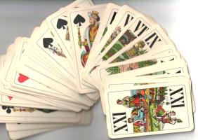 [Kártya] Nagy méretű, 54 lapos, budapesti gyártású osztrák tarokk kártyacsomag, fekete hátlappal. [S...