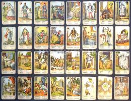 32 lapos vetőkártya csomag, magyar, szerb, német és horvát feliratokkal. [Teljes] (1920 körül). [Budapest, 1920 körül]. 32 színes lap, méretük egységesen: 80x50 mm. Hagyományosan több nyelven - magyar, szerb, német és horvát nyelven - feliratozott jóskártya csomagunk mindenfajta márkajelzéstől mentes. Jóllehet a manapság forgalomban levő cigánykártyák többnyire 36 lapból állnak, a vetőkártyák két évszázados hagyományában időről időre felbukkannak 32 lapos változatok: a magyar kártyagyártók az 1920-as, 1930-as éveiben piacra dobtak litografált 32 lapos verzióikat is. Ikonográfiai szempontból mindenképpen tanulságos a jóskártyák tárgyi világa, ez ugyanis némi késéssel követi a populáris kultúra változásait; a korabeli divat, az öltözködés meghatározó elemei bizonyos fáziskéséssel megjelennek a vetőkártyákon is, illetve egyes fogalmak képi megjelenítése is változik. Egyes XX. századi változatokban az "Utazás" fogalmát korántsem hintóval, hanem az óceánjáró hajóval társítják, a ház fogalmát nem feltétlenül a vidéki kúria látképe jeleníti meg, a bíró nem feltétlenül a XIX. századi kisbírók, armális nemesek ünnepi öltözékében jelenik meg, a katonatiszt sem feltétlenül operettbe illő vállpaszománnyal és hegyesre viaszkolt bajusszal lép elő, a "Vágy/Vágyakozás" fogalma sem tájképek előtti [női] merengéssel társul. A 36 lapos változathoz képest a szintén szabályszerű 32 lapos csomagok rendre a következő fogalmakat ábrázoló lapokat hagyják el: "Látogatás", "Veszteség", "Kevés pénz", illetve "Szerelem". Az előbbi három esetben azért maradhat ki a fogalom, mert számos kártya már részben fedi gondolatkörüket, a "Szerelem" fogalma pedig azért maradhat ki, mert a jóskártya egésze rendre az élet legalapvetőbb szenzációi: a szerencse és a szerencsétlenség, a pénz és az előmenetel, a vagyon és az elszegényedés, a születés és a halál és legfőképpen a szerelem témája körül forog, a jóskártyák kombinációiból pedig jóformán minden esetben szerencsés vagy bal végzetű szerelmi sors is kiolvasható (a jóslást végző személy marketingstratégiai szerint). A cigánykártyák ikonográfiájában egy dolog azonban változatlan, a vígság/örvendezés soha nem válik el a zene, zenehallgatás, zenére való mulatozás jelenségeitől. A teljesség kedvéért hagyományos sorrendben ismertetjük a cigánykártyákat, kiemelve a tudatosan mellőzött lapokat: 1 kedves ('szerelmes nő') --- 2 szerető --- 3 özvegyember --- 4 özvegyasszony --- 5 vágy --- 6 főhadnagy ('katonatiszt') --- 7 bíró --- 8 pap ('lelkész') --- 9 hír ('üzenet') --- 10 remény -- 11 gondolatok ('gondolat') --- 12 szomorúság --- 13 véletlen öröm ('váratlan öröm') --- 14 vígság ('örvendezés') --- 15 szerencse --- 16 gyermek --- 17 betegség --- látogatás [kártyacsomagunk tudatosan mellőzi] --- 19 veszteség [kártyacsomagunk tudatosan mellőzi] --- 20 ház --- 21 hamisság --- 22 utazás --- 23 pénz --- 24 kevés pénz [kártyacsomagunk tudatosan mellőzi] --- 25 ellenség --- 26 tolvaj --- 27 halál --- 28 ajándék --- 29 szerencsétlenség --- 30 bosszúság --- 31 hűség --- 32 féltékenység --- 33 levél --- 34 állandóság --- 35 szerelem [kártyacsomagunk tudatosan mellőzi] --- 36 házasság. Kék pávamintás hátoldalú, kerekítetlen sarkú, élénk kontrasztú, intenzív színvilágú jóskártya csomagunk feltételezhetően kalózkiadás. A Piatnik kiadó 1910 körüli prágai jóskártyacsomagjának színes kliséit egyértelműen átvevő kártyapaklink (13) Véletlen öröm, illetve (33) Levél és (34) Állandóság kártyalapjairól hiányzik a kiadói felirat, illetve a négyszínű nyomás pontossága is a kalózkiadásokra emlékeztető pontatlanságokat hagy maga után. Egy kártyalapunk sarkán apró hiány, mely kizárólag az előoldalon mutatkozik, egy kártya sarkán apró hátoldali hiány, néhány lapon kisebb lapszéli foltosság. Szép állapotú lapok.