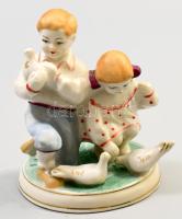 Gyermekek galambokkal - orosz porcelán figura, jelzett, hibátlan, m: 11,5 cm