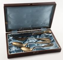 Ezüst (Ag) egyszemélyes (keresztelő) evőeszköz szett, jelzett, PV nettó 117g + az ezüst (Ag) nyelű kés, díszdobozban.