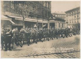 Budapest VI. Oktogon, Strassenkravalle, Militär in Bereitschaft auf der Strasse / utcai zavargások, katonaság készenlétben, Abbázia Kávéház, kisföldalatti lejáró (17,5 x 12,4 cm)