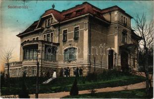 1914 Budapest XI. Saxlehner-villa. A képeslap címzettje a villa tulajdonosa, Saxlehner Andrásné Pelikán Emília (1835-1924), a Budai Keserűvíz felfedezőjének felesége, keserűvízgyáros, feladója a gyermekei, Kálmán és Emília. Ménesi út 21. (EB)