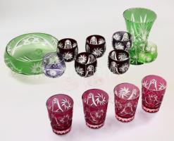 13 darabos színesen pácolt ólomkristály tárgy összeállítás, lepattanásokkal, zömmel jelzetlen Ajka kristály, klf méretben.