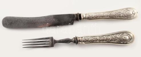 2 darab antik ezüst (Ag) nyelű evőeszköz, jelzett, h: 22 cm alatt
