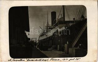 1910 Fiume, Rijeka; Carpathia kivándorlási hajó a fiumei kikötőben, matrózok / Cunard RMS Carpathia immigration ship in Rijeka, mariners. photo (EK)