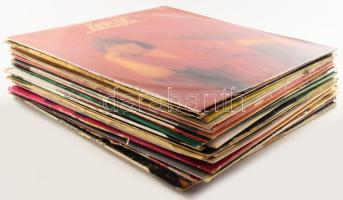 27 darab bakelit lemez, közte Zalatnay Sarolta, Abba, Neoton, Kovács Kati, Zorán, Csongrádi Kata, Szécsi Pál, Korda György, Bródy János, Edda, Louis Armstrong, Apostol, Omega, stb.