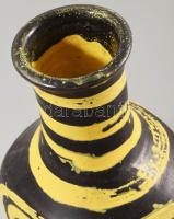 Gorka Lívia (1925-2011): Sárga csigavonalas váza. Jelzett, aljánál kis mázhibákkal, m: 23 cm