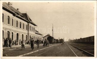 Árpatarló, Ruma; vasútállomás gőzmozdonnyal / railway station with locmotive. photo (EK)
