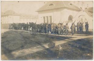 1916 Nagyszeben, Hermannstadt, Sibiu; Trauerparade von Hh. Prinz Heinrich von Bayern zum Bahnhof / első világháború, német katonák, katonai parádé, Henrik bajor herceg, vasútállomás / WWI German military, soldiers, military parade, railway station. photo (lyukak / pinholes)