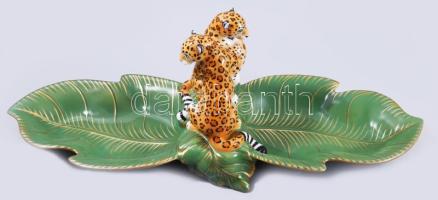 Hollóházi "Jaguar Jungle" kínáló. Terv.: Lynn Chase, 1991. Festett porcelán, levélalakot formázó kétosztatú kínáló jaguárkölykök figurájával, jelzett, hibátlan, 48x16x16,5 cm /// Hollóháza 'Jaguar Jungle' serving dish. Design by Lynn Chase, 1991. Hand-painted porcelain, leaf-shaped two-part serving dish with jaguar cub figures, marked, flawless, 48x16x16.5 cm