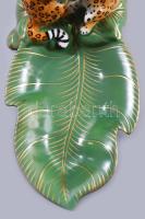 Hollóházi "Jaguar Jungle" kínáló. Terv.: Lynn Chase, 1991. Festett porcelán, levélalakot f...