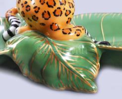 Hollóházi "Jaguar Jungle" kínáló. Terv.: Lynn Chase, 1991. Festett porcelán, levélalakot f...