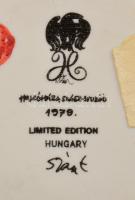 Hollóházi Szász Endre által tervezett porcelán tégely. Matricás, jelzett, hibátlan. 5x6 cm