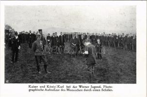 Kaiser und König Karl bei der Wiener Jugend. Photographische Aufnahme des Monarchen durch einen Schüler / Károly császár és király a bécsi ifjúság körében, egy diák lefényképezi az uralkodót / WWI Charles I of Austria among the young people of Vienna. Photograph of the monarch taken by a student