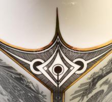 Hollóházi Jurcsák László által tervezett mintával díszített váza. Jelzett, hibátlan, m: 31 cm