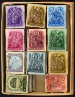 32 db bündli: Koronás Madonna, Szent István III., Hazatérés, magas katalógus értékben