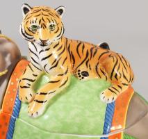 Hollóházi "Tiger Raj" elefánt- és tigrisalakos nagyméretű fedeles edény. Terv: Lynn Chase....