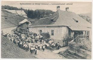 Gyimesbükk, Ghimes-Faget (Gyimes); Úrnapi körmenet a határ vámhivatal sátornál. Adler / Corpus Christi procession at the border customs office (b)
