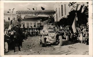 1940 Marosvásárhely, Targu Mures; bevonulás, harckocsi / entry of the Hungarian troops, tank + "1940 Marosvásárhely visszatért" So. Stpl. (gyűrődések / creases)