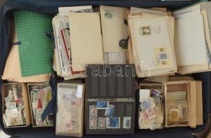 Hagyaték: magyar és külföldi bélyegek, főleg bélyegzett anyag, sok motívum, tömeg közepes berakókban és számos kis dobozban, továbbá levelek, FDC-k, alkalmi bélyegzések, képeslapok stb. az egész anyag egy normál méretű, használt de használható zippzáras bőröndben. Őszi estékre jó böngészde :)