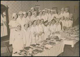 1932 A Katolikus Háziasszonyok 3 hónapos különlegességi főzőtanfolyam záróvizsgájáról készített fotó, Szabó János fényképész pecséttel jelzett fotója, jó állapotban, 17×23 cm