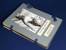 [Kézirat] A sopronbánfalvi pálos kolostor életnagyságú, barokk, allegorikus szószéki szobrának restaurálása. Szent-Gály Erzsébet (1943-2016) restaurátor diplomamunkája. (1973-1974). Kelt: Budapest, 1974. május 22. [5] + [1] + 9 levél + 30 t. (fotódokumentáció) + 1 melléklet (képjegyzék). A Képzőművészeti Főiskola Restaurátor Tanszékén készült, illusztrált szakdolgozat a sopronbánfalvi pálos kolostorból a soproni Liszt Ferenc Múzeum tulajdonába került, XVIII. századi életnagyságú, barokk stílusú festett allegorikus szobor helyreállítási folyamatát dokumentálja. A restaurátor osztály már 1972-től tanulmányozta a leromlott állagú faragott nőalak szobrát, majd 1973 októberében Szakál Ernő szobrászművész megbízta a végzős Szent-Gály Erzsébetet a szobor teljes körű felújításával. Szakdolgozatunk először programtervet dolgoz ki, majd dokumentálja a helyreállítási folyamatot, valamint feltárja a szobor művészettörténeti kontextusát. A szakdolgozat kétszeresen aláírt oldalai után képjegyzék és fotódokumentáció. Képjegyzékünk 32 táblányi fotódokumentációra hivatkozik, ebből a 18. és 19. számú táblák hiányoznak. A 4., 16. és 24. tábláról hiányzik a számozás, a 21. és 24. tábla kettős fotóanyaga mentén kettévágva. Az iratkapoccsal tűzött tanulmányoldalakon apró rozsdafoltosság és halvány foltosság, néhány táblán, néhány fotón apró, lapszéli foltosság. Fotódokumentációnkhoz tartozik további hat, a képjegyzékből kimaradt restaurálási felvétel, ezek közül három a munka megkezdése előttről, három a munka befejezése utánról való. Jó állapotú lapok, vászon szalaggal fűzött, feliratozott, illusztrált karton mappában.