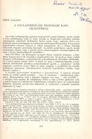 Tóth Sándor:  A gyulafehérvári fejedelmi kapu jelentősége. [Dedikált.] Budapest, 1983. Akadémiai Nyomda. 391-428 p. Egyetlen önálló kiadás. Dedikált: "Bodor Imrének barátsággal. 84. 5. 20. Tóth Sándor". Tóth Sándor (1940-2007) művészettörténész, elsősorban az Árpád-kor építészettörténetét kutatta. Oldalszámozáson belül szövegközti és egész oldalas rajzokkal, felvételekkel, alaprajzzal illusztrált tanulmánya a gyulafehérvári székesegyház román kori részleteinek motívumkincsét vizsgálja. (Különlenyomat az Építés- és Építészettudomány XV. kötet 1-4. számából.) Prov.: Bodor Imre régész, a Magyar Nemzeti Múzeum munkatársa, középkor-régészeti szakíró. Fűzve, feliratozott kiadói borítóban, jó példány.