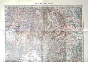 [Térkép] [Kézdivásárhely és környékének döntően magyar feliratozású térképe] Generalkarte von Mitteleuropa Blatt 44''"46"": Kézdi-Vásárhely. Mass-stab: 1:200,000. (1916/1939). [Bécs] Wien, 1939. Militärgeographischen Institut. Színes térkép, mérete: 560x390 mm egy 650x460 mm méretű térképlapon. Domborzati, vízrajzi, közlekedésföldrajzi és településhálózati térképünk a bécsi Hadtérképészeti Intézet Közép-Európa-sorozatának tagja. A Militärgeographische Institut 1886-tól induló, több évtizedes mintavételi munkája keretében összesen 264 térképen mérte fel a tágan értelmezett Közép-Európa teljes területét: a hatalmas munka a Nizzától Isztambulig, Rómától Berlinig terjedő területről alkotott önmagukban is értelmezhető, egységesen 1:200,000 mértékű térképszeleteket. Valamennyi térképszeletet ábrázolt területük legfontosabb településéről nevezték el, a címben feltüntetve a központi város földrajzi koordinátáit. Térképünk esetében ez a központ Kézdivásárhely városa. Az eredeti adatfelvétel 1916-ban készült, a településnevek minden esetben az adott település etnikai többsége szerintiek, így a Csíki-medence és Gyimes, illetve a Feketeügy vízgyűjtőjének területén, valamint a Bodza-patak mentén (azaz térképünk nyugati részén) magyar, a Kárpátoktól keletre fekvő moldvai falvak neve román nyelven szerepel. A folyók és hegycsúcsok megnevezése magyar, illetve román nyelven szerepel. 1939-ből származó térképünk az eredeti térképkiadás óta történt közlekedési fejlődést feltünteti, és értelemszerűen Románia részeként kezeli a teljes területet: a lécvonalakon kívül minden oldalon 'Rumänien' felirat olvasható; ez a helyzet a térképünk kiadását követő évben, átmenetileg bár, de radikálisan megváltozott. Jó állapotú térkép, hajtogatva.