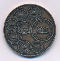 2025. "Magyar Pénzverő Zrt. Látogatói Érem / A koronarendszer váltópénzei" kétoldalas bronz emlékérem kapszulában (42,5mm) T:UNC Hungary 2025. "Hungarian Mint Ltd. Visitor Medal / Change denominations of the Korona Monetary System" bronze medallion in capsule (42,5mm) C:UNC