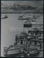 cca 1938 A budapesti Duna-part kikötött árusító hajókkal, háttérben a várral, hátoldalon ragasztásnyomokkal, jó állapotban, 24×17,5 cm