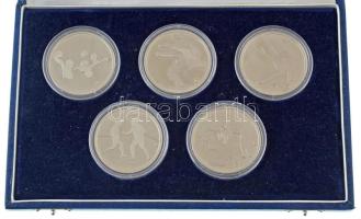 1990. "Magyar Csapat 1992 - CITIVS, ALTIVS, FORTIVS" a Barcelonában rendezett nyári Olimpia alkalmából készült, 5db-os, jelzetlen Ag emlékérem szett dísztokban, mindegyik érem kapszulában. Szign.: Papp László (1947-) (~31g/0.925/42,5mm) T:AU (eredetileg PP) folt