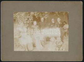 1905 Péceli mulatozó családi társaság fotója kartonon, jó állapotban, 12×16 cm
