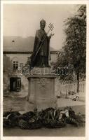 1941 Budapest I. XI. Ince Pápa szobra. Hess András tér 5.