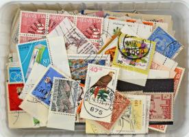 1-2000 db külföldi ívszéli / ívsarki bélyeg, felárasokkal, komplettekkel, műanyag kis dobozban