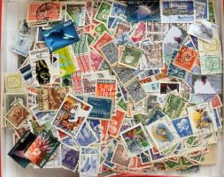 Skandinávia több ezer darab bélyeg, Izlanddal, bonbonos dobozban