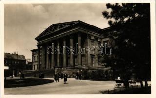 Budapest VIII. Magyar Nemzeti Múzeum, múzeumkert, babakocsi