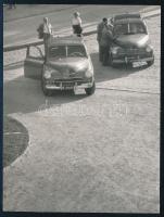 1961 Egy taxi és egy személyautó félreállva, valószínűleg koccanás miatti adatfelvétel miatt, fotó, 12×9 cm