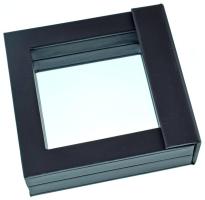 Fekete frame doboz (100x100mm) átlátszó fóliafallal, 20mm-52mm-es érmékhez, karácsonyi karton csomagolásban. Használt, de jó állapotban, a fólia sérült