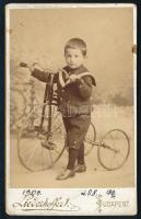 1900 Kisfiú háromkerekű gyermekkerékpárral, keményhátú fotó Liederhoffer J. budapesti műterméből, hátoldalán ragasztónyomokkal, jó állapotban, 10,5×6,5 cm