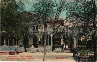 1910 Budapest XIII. Margitsziget felső vendéglő, étterem kerthelyisége pincérekkel. A 19. század végén József főherceg az egész szigetre kiterjedő látványtervet készíttetett Ybl Miklós építésszel. 1863-1867 között épült fel a Kisszálló, ennek aljában működött a Felső vendéglő. Tulajdonosa Rheinprecht Alajos volt. + "BUDAPEST MARGITSZIGET" (EK)